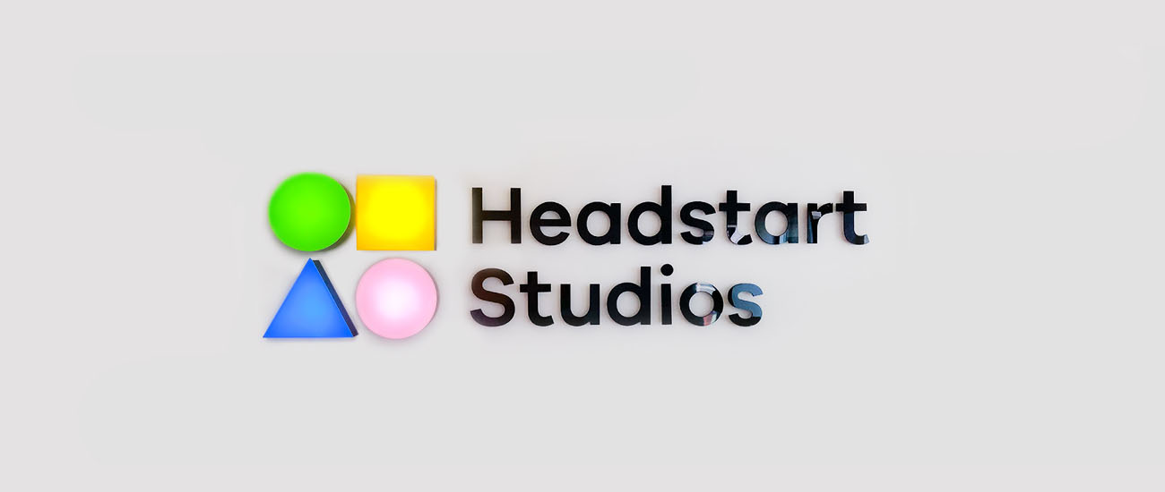 Headstarts Studio Logo in 2D und 3D Buchstaben an der Wand montiert