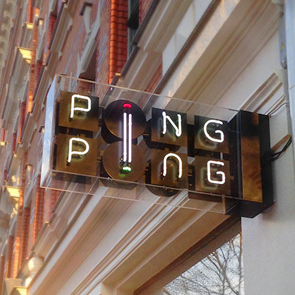 Ping Ping Logo in Neonschrift in einem Naseschuld als Außenbeschilderung