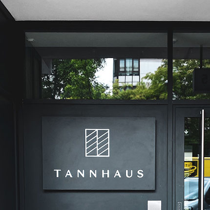 Tannhaus Lichtkasten abhängend und an der Hauswand montiert