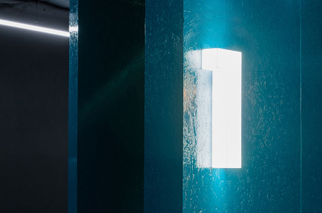 Die Zahl 1 als 3D Zahl leuchtend auf einer blauen Wand