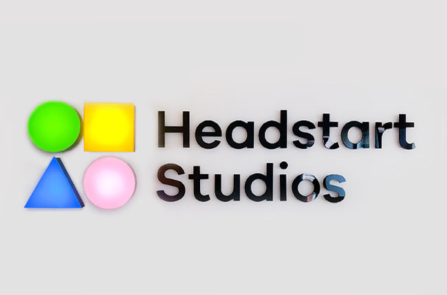 Headstarts Studio Logo in 2D und 3D Buchstaben an der Wand montiert