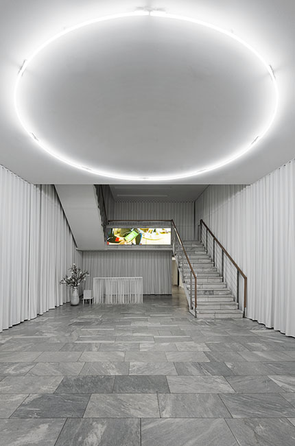 Neonlichtröhren als Bögen an der Decke der Stoscheck Gallerie installiert