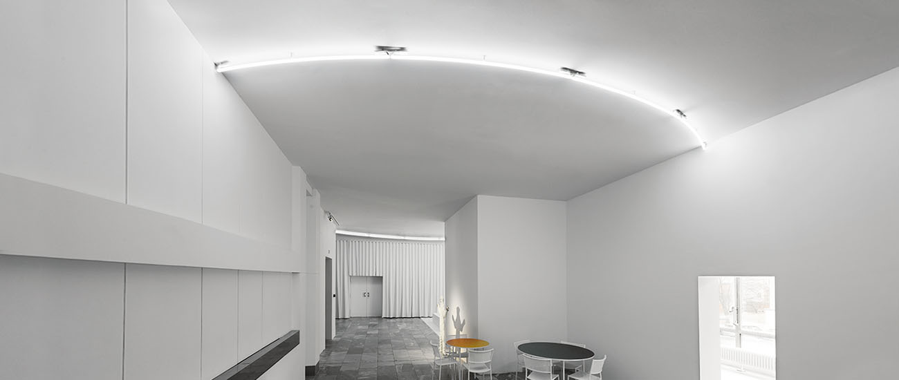 Neonlicht als Bögen an der Decke der Stoscheck Gallerie installiert